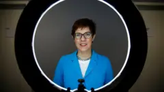 AKK, Mini Merkel ve Merkel'in Veliaht Prensesi lakaplarıyla bilinen Annegret Kramp-Karrenbauer, Almanya'nın en küçük eyaleti olan Saarlandlı