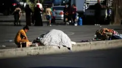 Namoota waraanichaan buqqaafamuun daandiirra jiraatan
