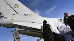 український літак евакуює з Кабула