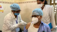கொரோனா தடுப்பூசி போடும் பணி.