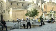 İtalya'da hükümetin bazı mekan ve etkinliklere giriş için "Covid sertifikası" şartı getirmesi üzerine aşı randevularında patlama yaşandı.