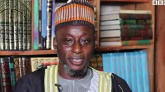 An haifi Sheikh Muhammad Khamis a ranar Juma'a, 3 ga watan Satumbar 1976, ya kuma yi karatuttuka daban-daban tun daga karatun allo zuwa karatun islamiyya har zuwa karatun boko.