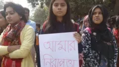 ছাত্রী ধর্ষণের প্রতিবাদে ঢাকা বিশ্ববিদ্যালয়ে বিক্ষোভ