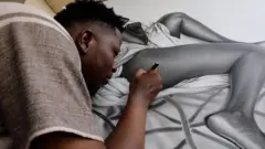Fola David as im dey draw