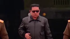 Líder da Coreia do Norte Kim Jong-un vestindo uma jaqueta de couro preta e óculos de sol