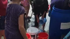Nhiều người dân Hà Nội xách thùng đi lấy nước sạch trong nhiều ngày qua