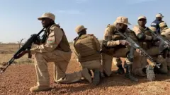 Une patrouille de soldats accompagnés de volontaires en opération de ratissage pour rechercher les auteurs de la première embuscade tombe à son tour dans une autre embuscade.