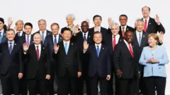 일본 오사카에서 열린 G20 정상회의 기념 사진 촬영 중 나란히 선 한중 정상