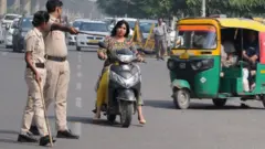 ટ્રાફિક નિયમન કરાવતા પોલીસ