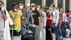 طابور لمصريين وافدين في الكويت