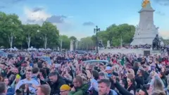 Толпа у Букингемского дворца в Лондоне