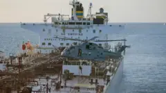 Вертолет над палубой нефтяного танкера