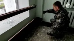 Осколки на полу Пермского университета, где была стрельба