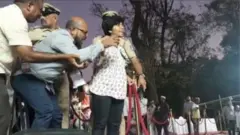 અમૂલ્યા મંચ પર