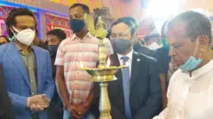 কলকাতার পূজা উদযাপন অনুষ্ঠানে রয়েছেন সাকিব আল হাসান, কলকাতায় বাংলাদেশের ডেপুটি হাইকমিশনার তৌফিক হাসান এবং প্রধান উদ্যোক্তা ও তৃণমূল কংগ্রেস নেতা পরেশ পাল।