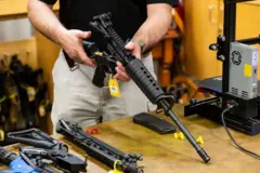 También se imprimen dispositivos de conversión de armas, los que permiten que un arma de fuego semiautomática se convierta en una totalmente automática.