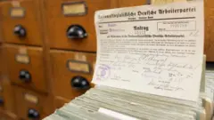 Una sola tarjeta apoyada en un montón de solicitudes de membresía nazi en los Archivos Federales Alemanes de Berlín el 17 de abril de 2007.