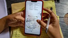 Estudante fazendo atividade de matemática no celular, em foto feita nas Filipinas
