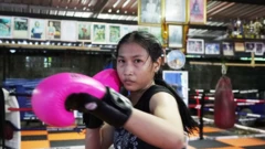 นิราวรรณ ตังจิว หรือ "เสน่ห์จันทร์ ส.จ.โต้งปราจีน" แชมป์หญิงคนแรกของสนามมวยลุมพินี