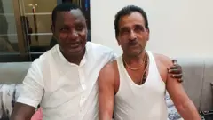 மளிகைக் கடைக்காரர் காசிநாத் காவ்லி உடன் ரிச்சர்ட் நியாககா டோங்கி