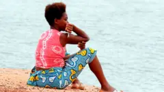 Nwaanyị nọ n'akụkụ osimiri