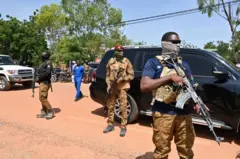 Des agents des forces armées burkinabé aux aguets avec des armes à la main