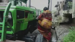 ట్రాక్టర్ నడుపుతున్న మహిళ