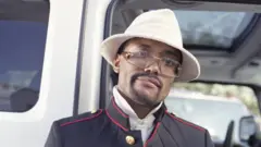 Apl usando óculos de lentes claras