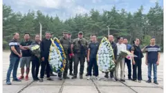 Đại diện Học viện Vệ binh quốc gia Kharkiv, đơn vị và bạn bè, đồng đội của Thượng úy Nguyễn Văn Minh gửi lời chia buồn tới gia đình liệt sĩ và cộng đồng người Việt