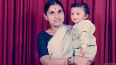 ਕਿਰਨ ਦੀ ਮਾਂ ਦੀ ਤਸਵੀਰ ਉਸਦੇ ਮਾਲਿਕ ਦੇ ਬੱਚੇ ਨਾਲ