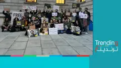 عائلة علاء عبد الفتاح تعتصم أمام الخارجية البريطانية للمطالبة بالإفراج عنه