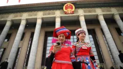 5000多名中國人大代表和政協委員們每年需要從全國各地將提案帶到北京。