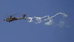 مروحية هجومية من طراز أباتشي تطلق نيران خلال غارة للجيش الإسرائيلي على مدينة جنين بالضفة الغربية، 19 يونيو/حزيران 2023.