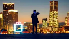 Un homme tenant un Smartphone