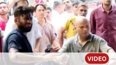 जंतरमंतरवर अभिजीत दिपके यांच्यावर शाईफेक