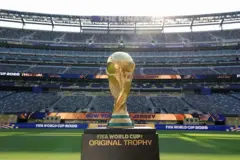 O troféu da Copa do Mundo da Fifa no estádio de Nova York/Nova Jersey antes da final em 15 de julho de 2026