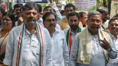 बीते मार्च में बीजेपी सरकार के ख़िलाफ़ एक प्रदर्शन के दौरान कांग्रेस के वरिष्ठ नेताओं के साथ सिद्धारमैया और डीके शिवकुमार.