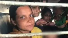 ট্রেনের কামরার ভেতর কথিত বাংলাদেশীরা