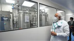 सीरम इंस्टीट्यूट में प्रधानमंत्री मोदी