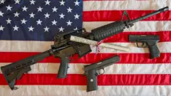 El fusil AR-15 (la mayor arma de la foto) se puede adquirir por internet.