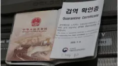 중국 여권에 붙은 검역 확인증