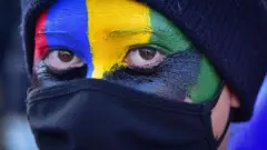 طفل يرسم عل وجهه علم موريشوس