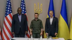 Lloyd Austin, Antony Blinken y Volodymyr Zelensky este domingo en Kiev.