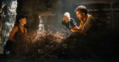 Starring Scarlett Johansson y Jonathan Bailey en una escena de Jurassic Park Rebirth