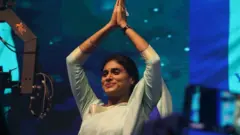 పార్టీ అభిమానులకు అభివాదం చేస్తున్న షర్మిల