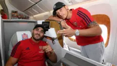 Sead Kolasinac (yicaye) na Mesut Ozil (ahagaze) bagiye mu mikino yo kwitegurira ihiganwa