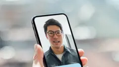 Quelqu'un qui utilise une application de rencontre