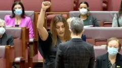 australijska senatorka polaže zakletvu