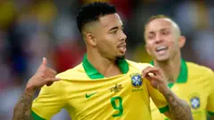 Gabriel Jesús celebra el segundo gol de Brasil.