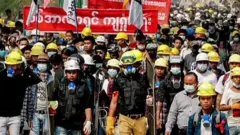 ပစ်ခတ်ဖြိုခွင်းမှုတွေကြားက စစ်အာဏာရှင်စနစ် ဆန့်ကျင်ဆန္ဒပြပွဲများ